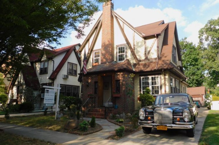 Real estate agency urges Trump fans to buy him childhood home