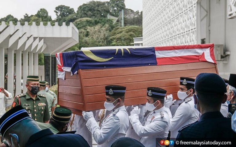 Awan mendung, hujan renyai-renyai iringi pengebumian Tun Rahah