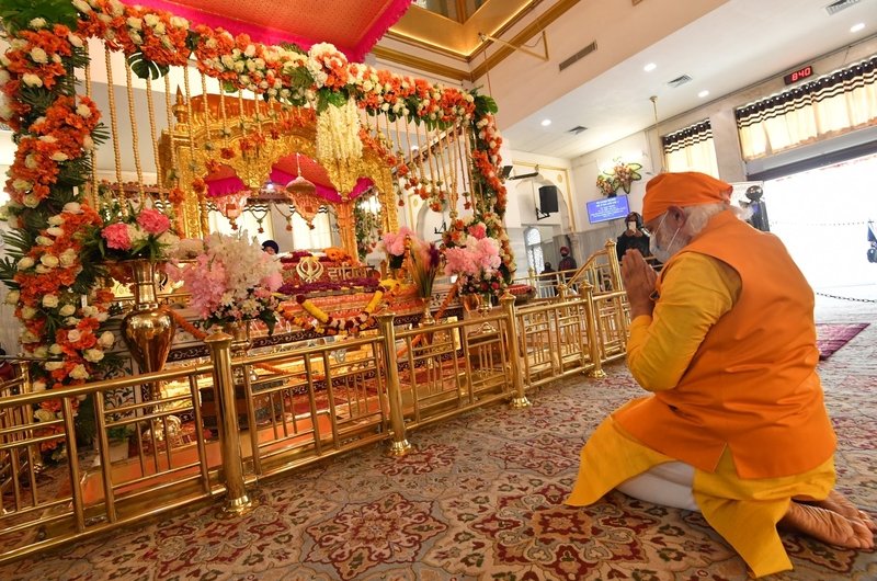 Modi surprises with Sikh temple visit amid farm protests