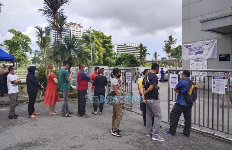Contributors descend on EPF office in Kuching to enquire about i-Sinar withdrawal