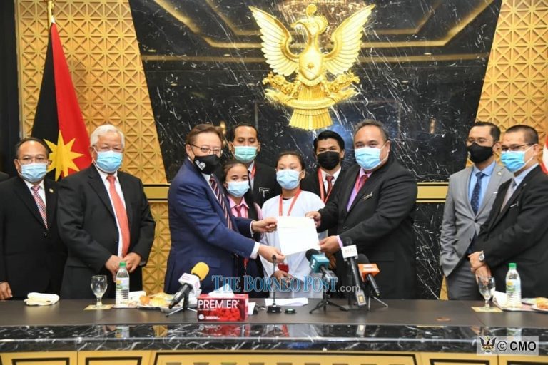 SK Temong students receive RM25,000 in incentives from state govt for award winning film