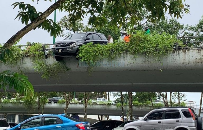SUV teeters over Satok Flyover in accident, driver escapes unhurt