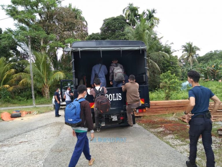 Bau police apprehend 3 local men for allegedly smuggling 7 Indonesians into country