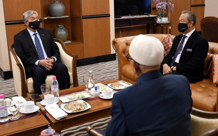 Zahid sertai Majlis Presiden PN dengan restu MKT UMNO, kata Razlan