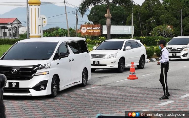 Zahid, Saarani tiba di Istana Kinta untuk menghadap Sultan Perak