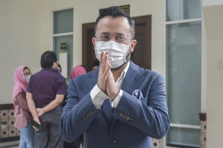 Shariah court frees and acquits Ezra Zaid from trial, orders books’ forfeiture and rejects gag order