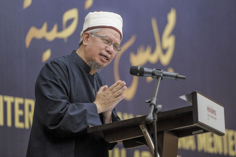 In meet with celebrity preachers, minister Zulkifli urges for pro-Covid vaccine messaging