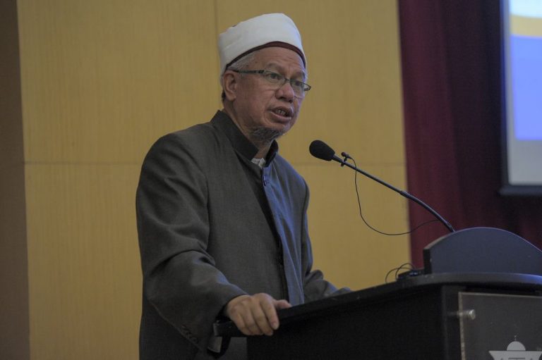 Zulkifli: Putrajaya waiting for Agong’s nod on Covid-19 vaccine use among Muslims
