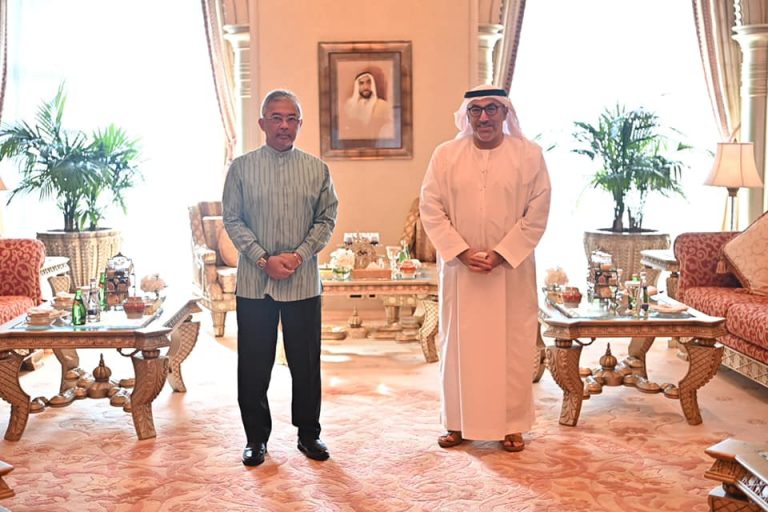 King grants audience to UAE health minister during visit to Abu Dhabi