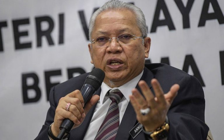 UMNO ‘pecah’ jika pemimpin terus jadi ‘jurubicara’ kerjasama dengan DAP dan Anwar, kata Annuar Musa