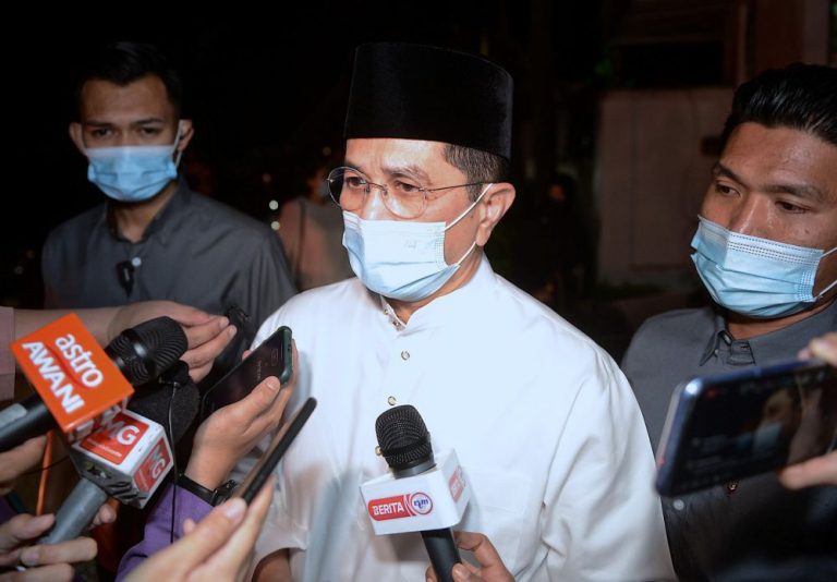 Family, friends pay last respects to Tun Rahah