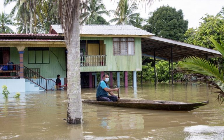 Semakin ramai penduduk dipindah kerana banjir di Terengganu, Kelantan