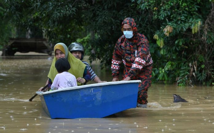 Banjir: Lebih banyak daerah di Terengganu dinaiki air, 1,817 dipindah malam tadi