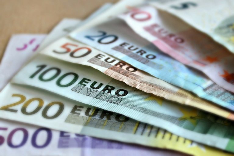 Euro rises above US$1.22 for first time in more than 2 years