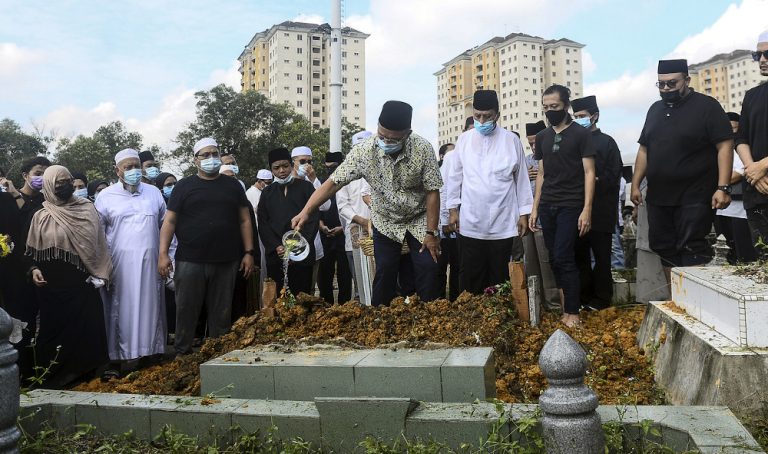 Former Johor Speaker Mohamad Aziz buried
