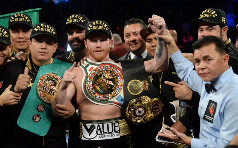 Mexico’s Alvarez overpowers Callum Smith to claim two titles