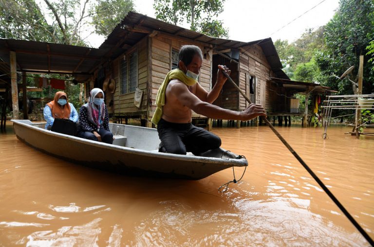 Wait to be rescued and don’t evacuate homes on your own, Kelantan flood victims told