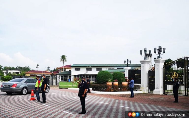 Hadi tiba di Istana Kinta menghadap Sultan Perak