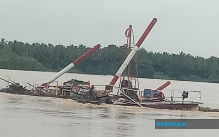 Collapsed bridge frame drifting near village worries residents of Kampung Pulau Pisang, Kelantan