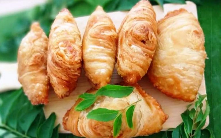 Karipap pusing ayam untuk minum petang