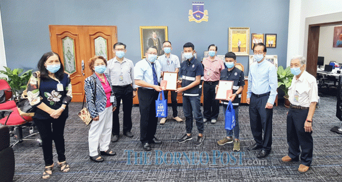 Mayor presents certificates to two boys for honesty