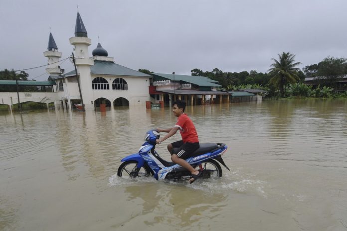 Kelantan flood victims drop to 122 at three relief centres