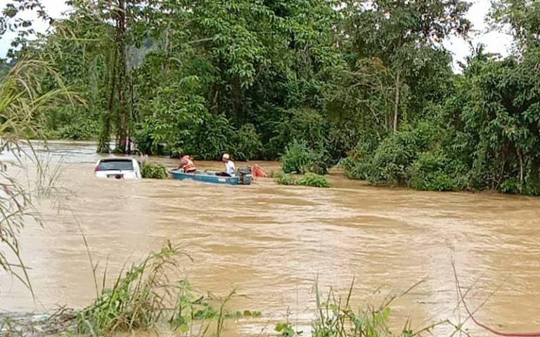 Dua beranak selamatkan pemandu kereta dihanyut air di Kemaman