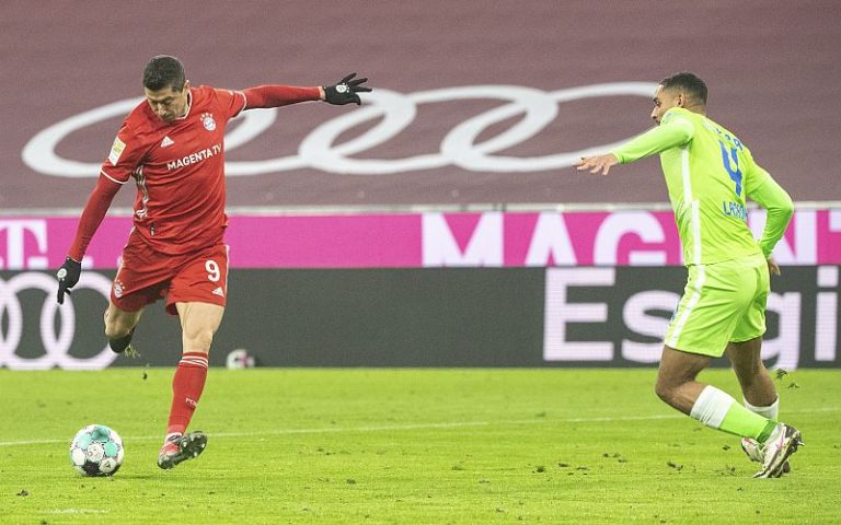 Lewandowski nets 250th Bundesliga goal as Bayern keep pace with Leverkusen
