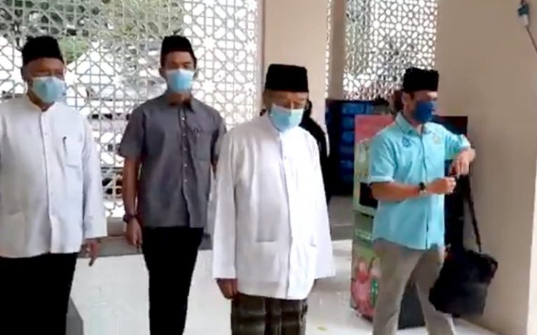 Dr M, ahli politik beri penghormatan terakhir kepada ibu Najib
