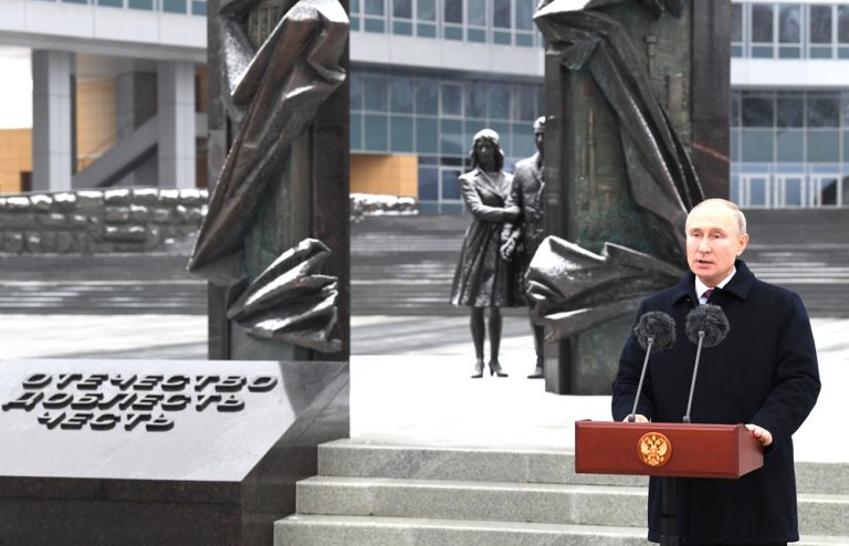 Putin hails Russia’s spies, visits intelligence HQ