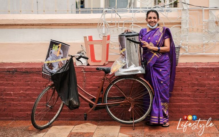 Seremban’s saree-clad lady sells masala tea for RM1