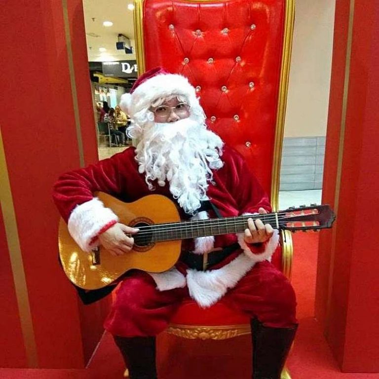 Covid Christmas: M’sian Santa Claus performer of 14 years masks up to keep holiday spirit alive