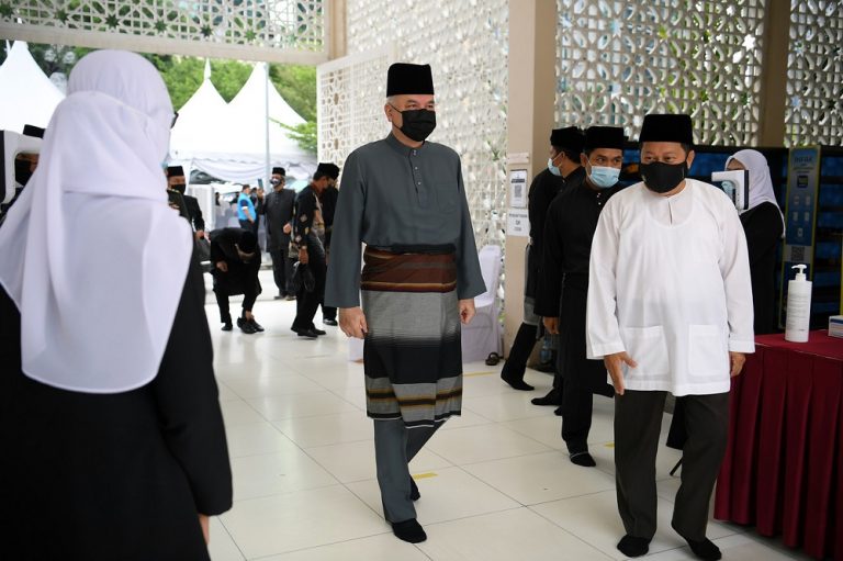 Selangor Sultan, Perak Sultan arrive at Al-Rahah Mosque to pay last respects to Tun Rahah