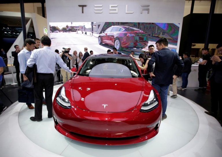 Ex-Tesla worker, Musk end feud with US$400,000 settlement