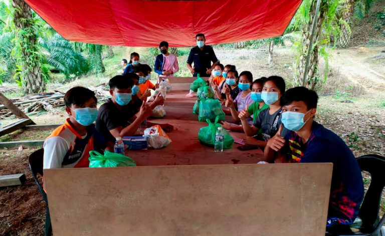 Ranau police set up tent atop hill to facilitate students’ online learning