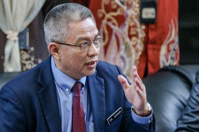 Minister says 126,000 people expected to be vaccinated per day starting late February