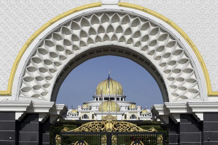 Who are the 19 members of the Special Independent Emergency Committee advising the Agong?