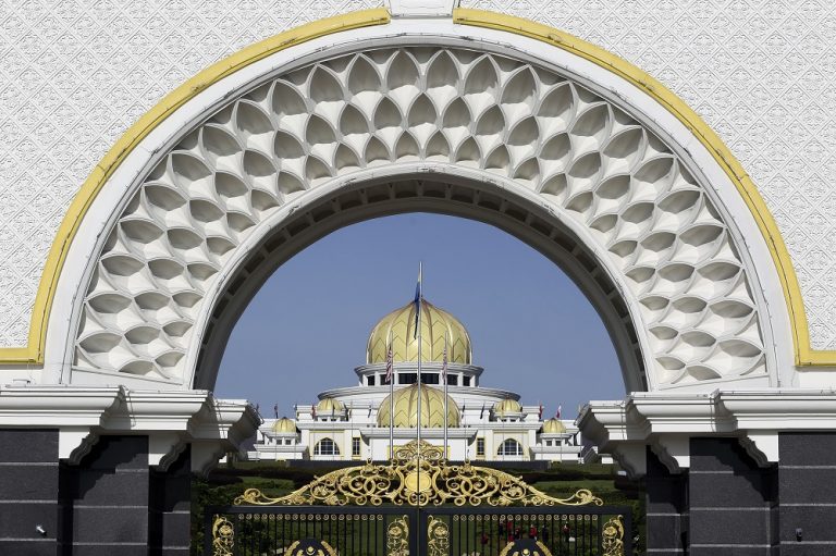 Who are the 19 members of the Special Independent Emergency Committee advising the Agong?