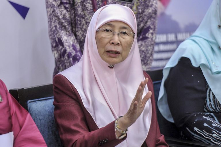 Rebutting Tommy Thomas’ claim, Dr Mahathir says Agong wanted him as interim PM and did not propose Dr Wan Azizah