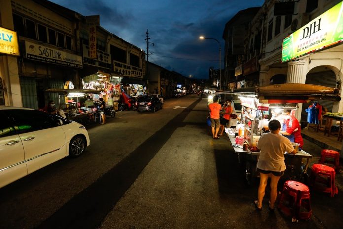 DBKL issues compounds on 11 hawkers without temporary licences