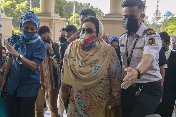 Rosmah arrives in court to learn if she must answer corruption charges in RM1.25b solar project case (VIDEO)