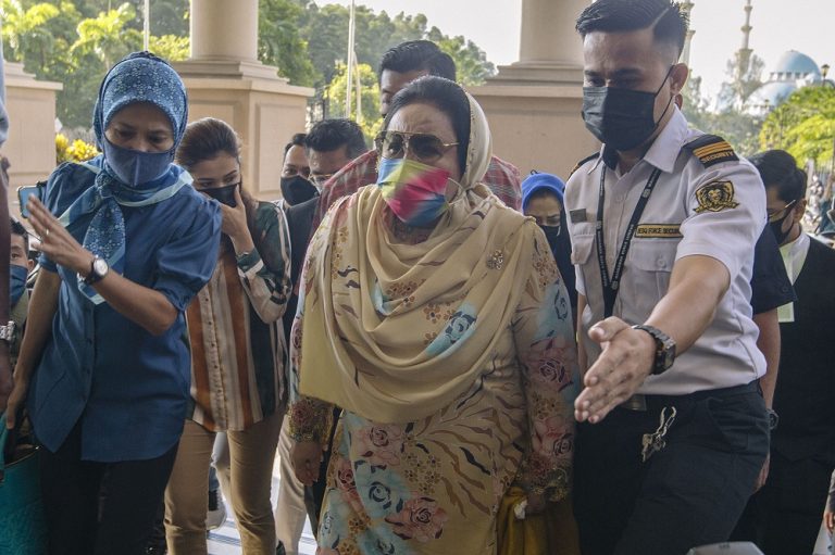 Rosmah arrives in court to learn if she must answer corruption charges in RM1.25b solar project case (VIDEO)