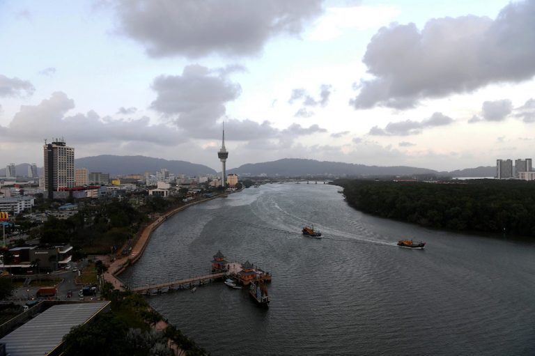 King officiates Menara Kuantan 188, Jambatan Putra