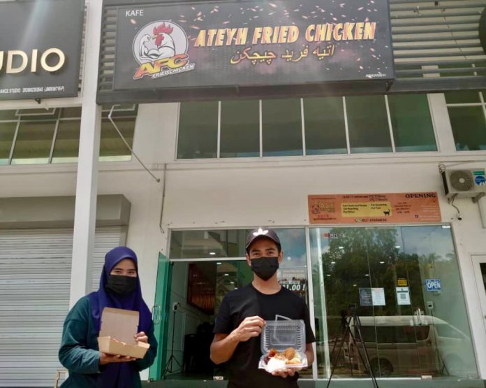 Inspired by Ebit Lew, couple in Johor Baru offer ready-to-eat meals for the needy