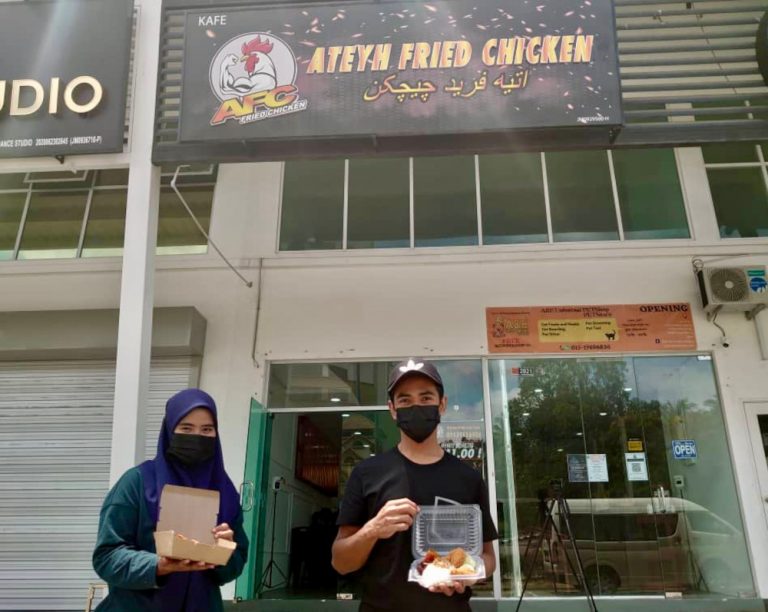 Inspired by Ebit Lew, couple in Johor Baru offer ready-to-eat meals for the needy