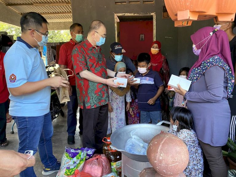 Single mother, seven children share smartphone to conduct business, for online learning