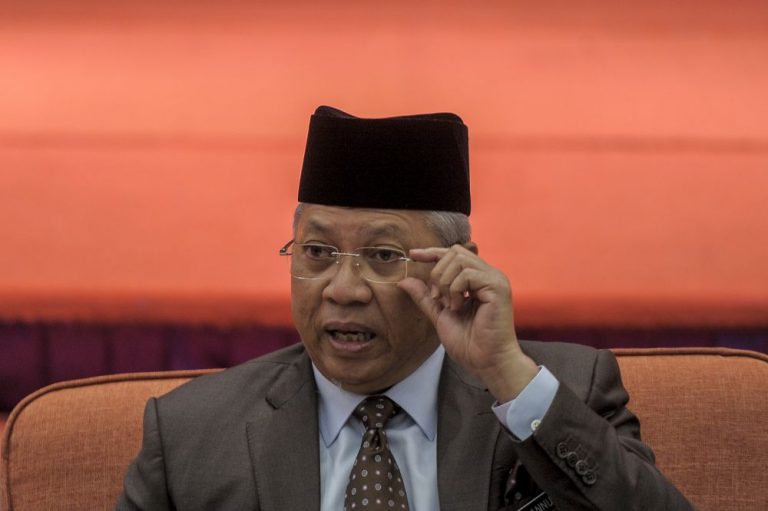 Annuar Musa says 'relieved' to tell cops what happened in viral photo showing him at table with several diners during MCO