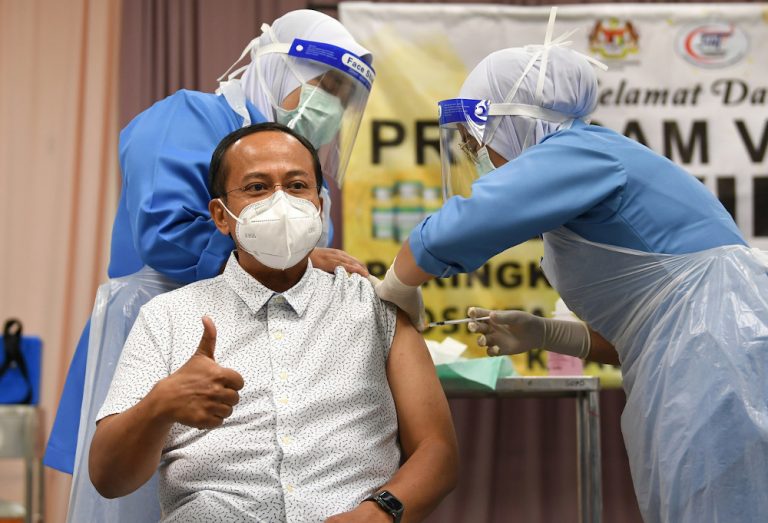 Terengganu MB receives first Covid-19 vaccine shot in the state