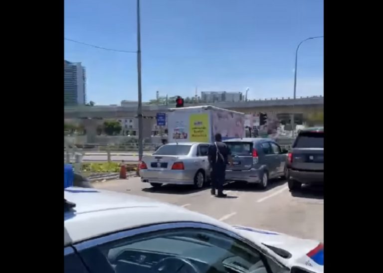 Video of car driver ramming into other vehicles to escape cops on pursuit in Sungai Buloh goes viral (VIDEO)