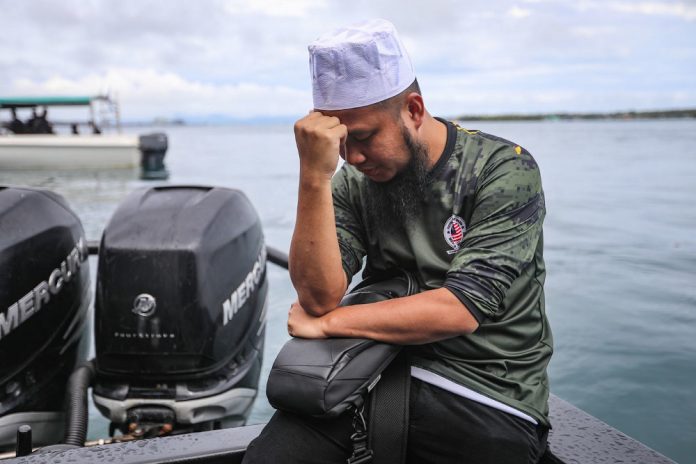 Preacher Ebit Lew claims told to abandon mission in Semporna, but cops say no such directive